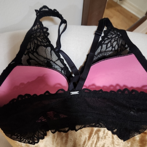 Victoria Secrets Black Lace w/Pink Inside cups.EUC - Picture 2 of 4